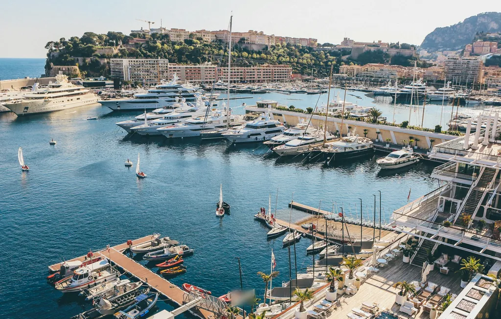 Yachts amarrés dans le port Hercule de Monaco, au pied du Rocher, vus d'une terrasse dominant le port.